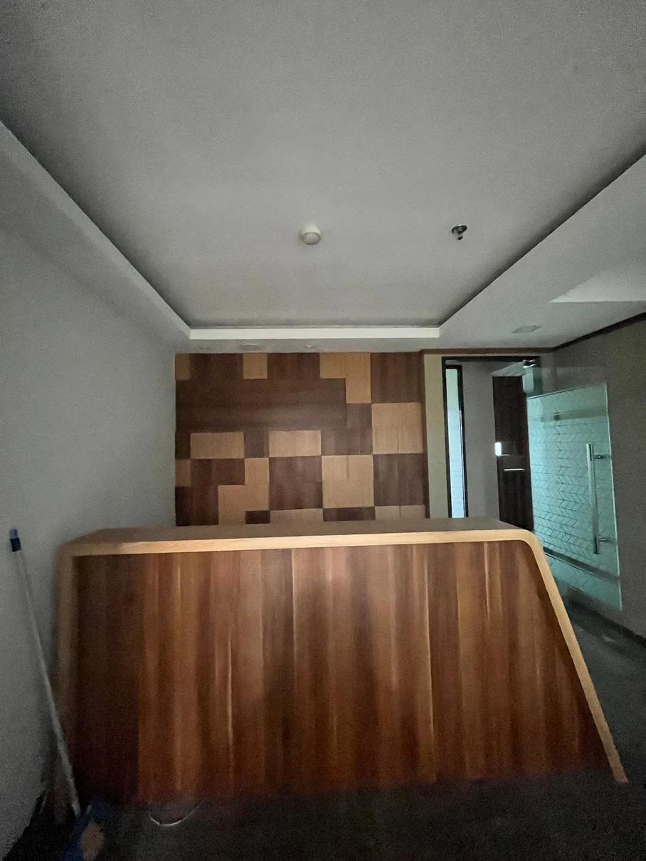 Reception Desk — sudah terpasang